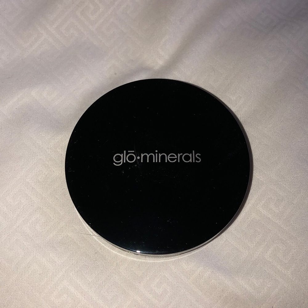 Glō•minerals pressed base powder foundation